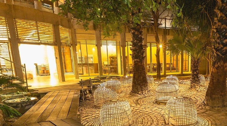 สถาปัตยกรรมอาคารไม้ไผ่ดีไซน์โค้งมนริมชายหาดและวิวทิวเขาหินปูนที่ la a natu bed & bakery สามร้อยยอด