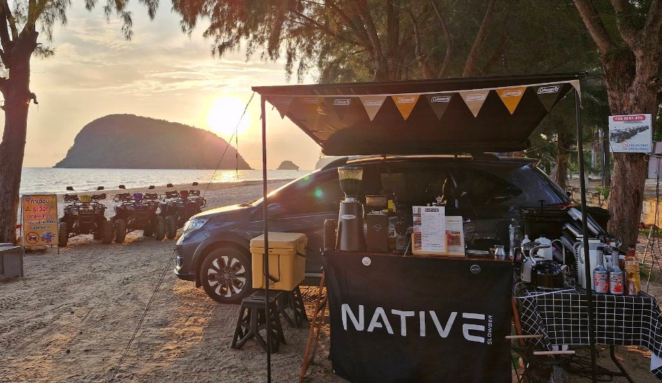 ร้านกาแฟริมหาด Native Slowbar สไตล์แคมป์ปิ้งคาร์ ตั้งอยู่บนชายหาดสามร้อยยอด มองเห็นวิวเกาะนมสาวและพระอาทิตย์ขึ้นยามเช้า