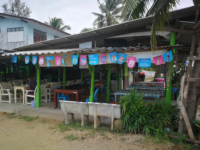 ป้ายหน้าร้าน ครัวขวัญใจ กะเพราถาดยักษ์ ส้มตำ ยำ อาหารตามสั่ง บรรยากาศร้านอาหารท้องถิ่นในสามร้อยยอด