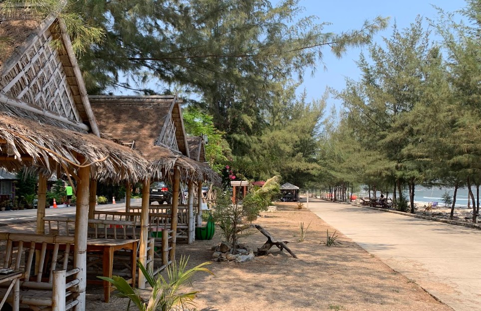 ซุ้มที่นั่งไม้ไผ่ริมหาดทรายและทิวต้นสนร่มรื่นของร้านป๋าใหญ่ บริเวณถนนเลียบหาดสามร้อยยอด