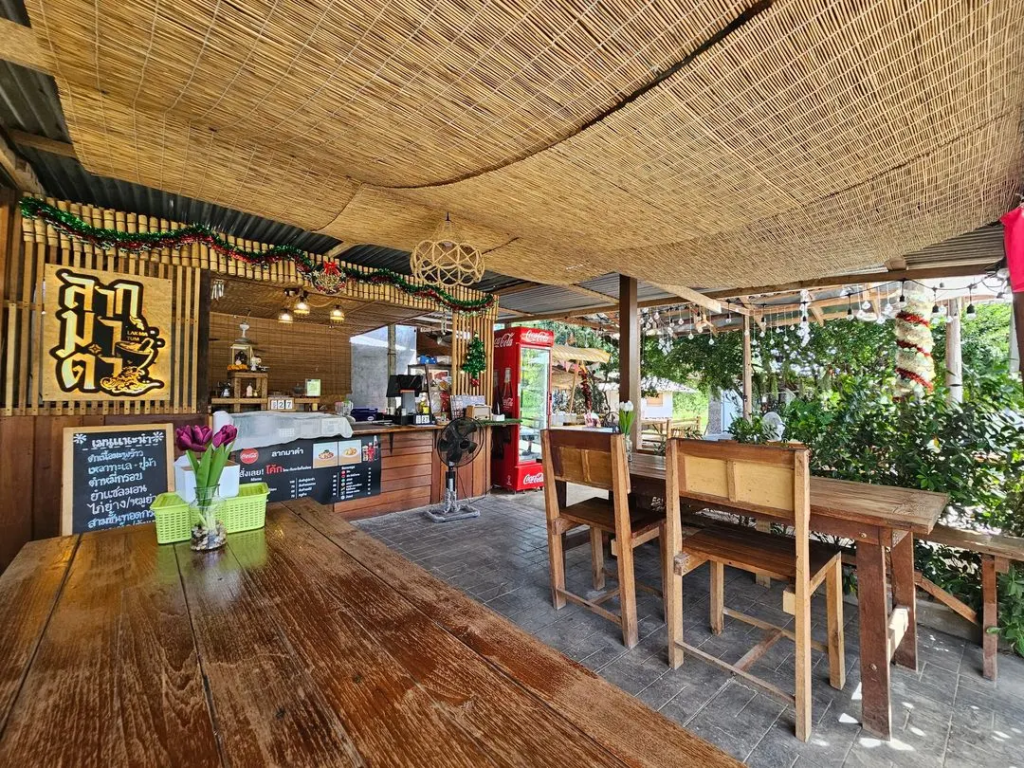 บรรยากาศภายในร้านลากมาตำ สามร้อยยอด ตกแต่งสไตล์งานไม้และหลังคาจักสานอบอุ่นน่านั่ง