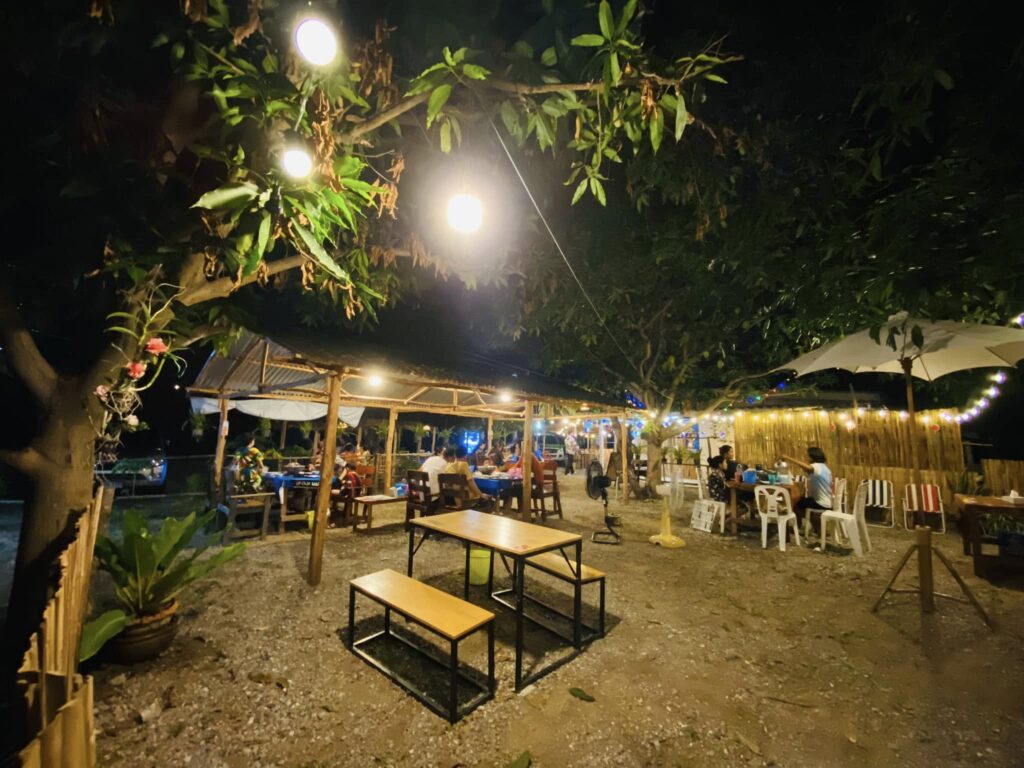 ป้ายหน้าร้านส้มตำลูกครูดา ร้านส้มตำ ไก่ย่าง ยำ และอาหารตามสั่งรสจัดจ้านในสามร้อยยอด
