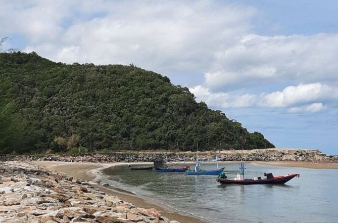 ป้ายจุดชมวิวหนองข้าวเหนียวล้อมรอบด้วยทิวต้นสนและต้นมะพร้าวริมชายหาด อำเภอสามร้อยยอด จังหวัดประจวบคีรีขันธ์