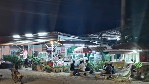 บรรยากาศหน้าร้านเจ๊จอย เจ้าเก่า สามร้อยยอด ร้านอาหารตามสั่งและเครื่องดื่มยามค่ำคืน